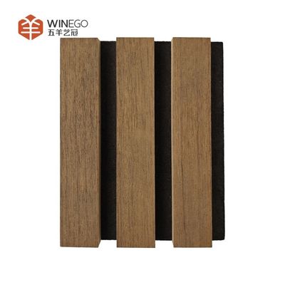 Moderne houten slats met verschillende kleuren voor ultieme rust